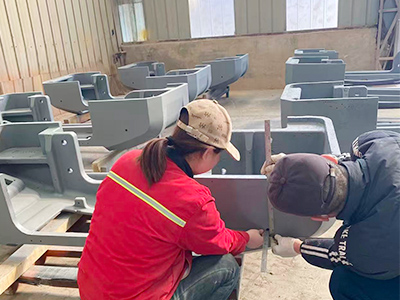 Meistern Sie die Herausforderungen der Branche! Zunhua Shengjian Fanrong Machinery löst erfolgreich Probleme hinsichtlich der Krümmungspassung des Bagger-Gegengewichts und der Präzision der Montagefläche